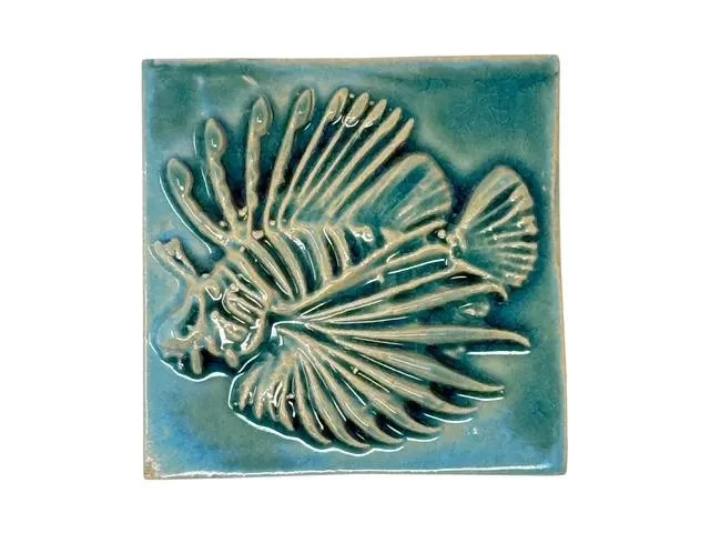 Türkis glasierte Relief-Fliese mit den aufgefächerten Flossen eines Feuerfischs