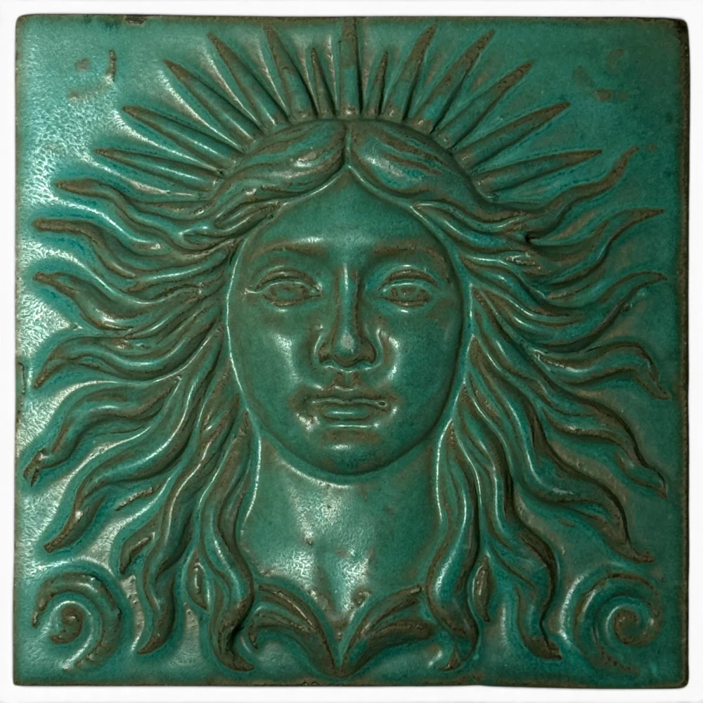 Türkisgrünes Relief der Hemera mit Sonnenstrahlen über dem fließenden Haar