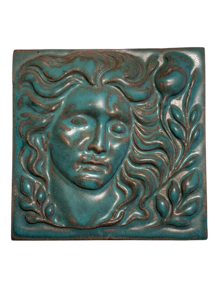 Keramikrelief des Hypnos mit geschlossenen Augen und Pflanzenmotiven
