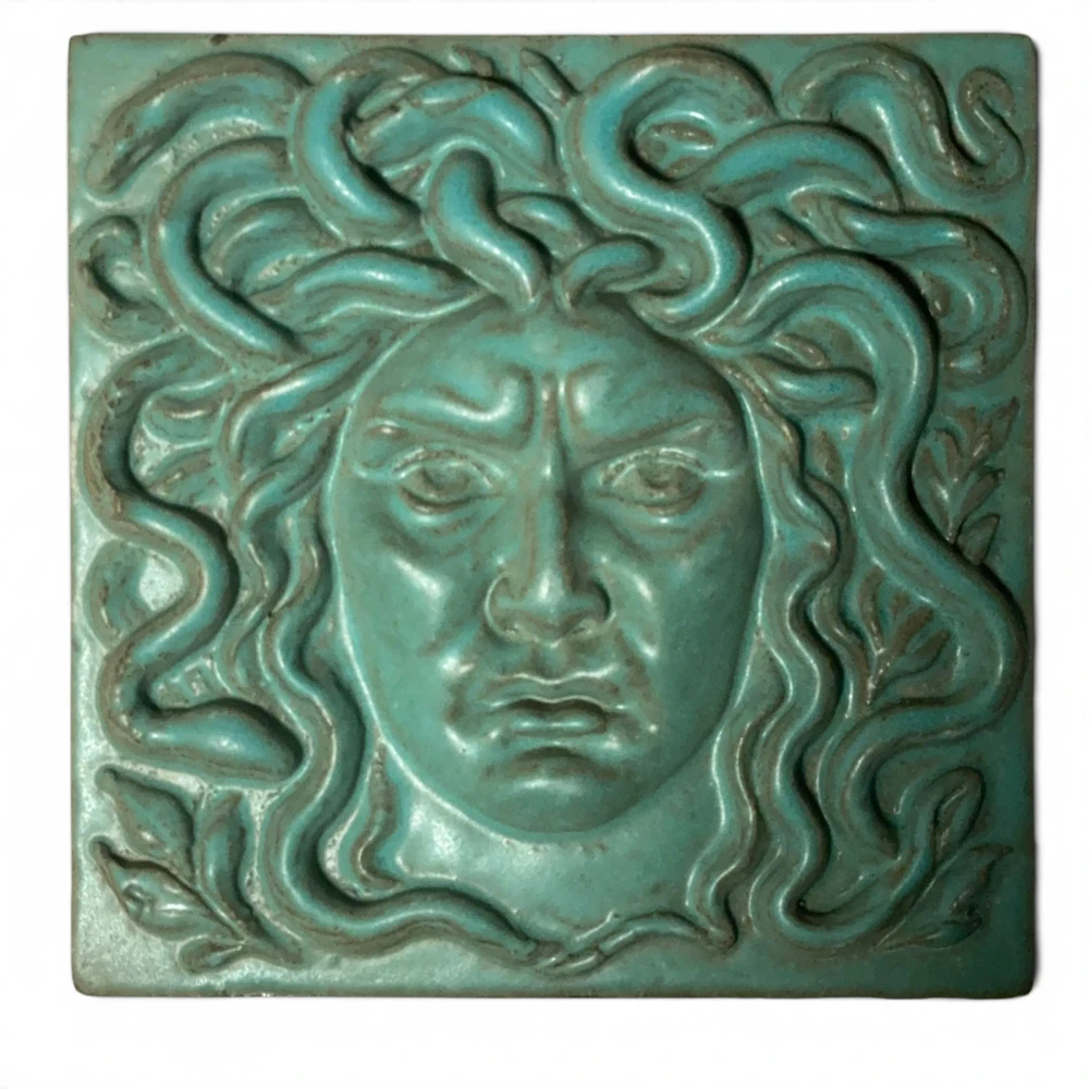 Türkisgrünes Medusa-Relief mit plastischem Gesicht und Schlangenhaaren