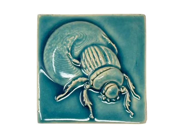 Türkis glasiertes Relief eines Skarabäus mit einer Kugel