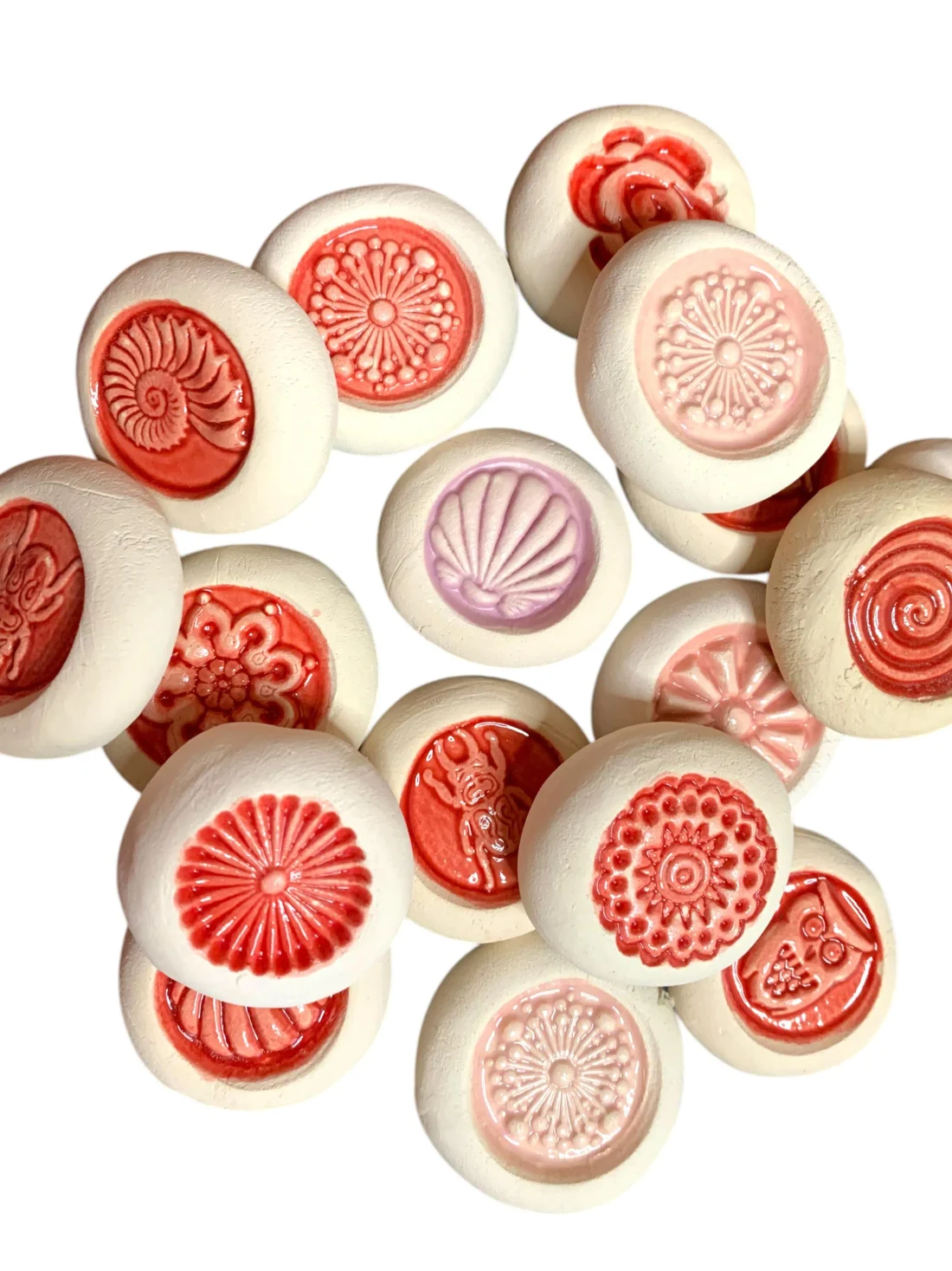 Tränkensteine mit rot glasierten Naturmotiven und hellen rauen Außenflächen