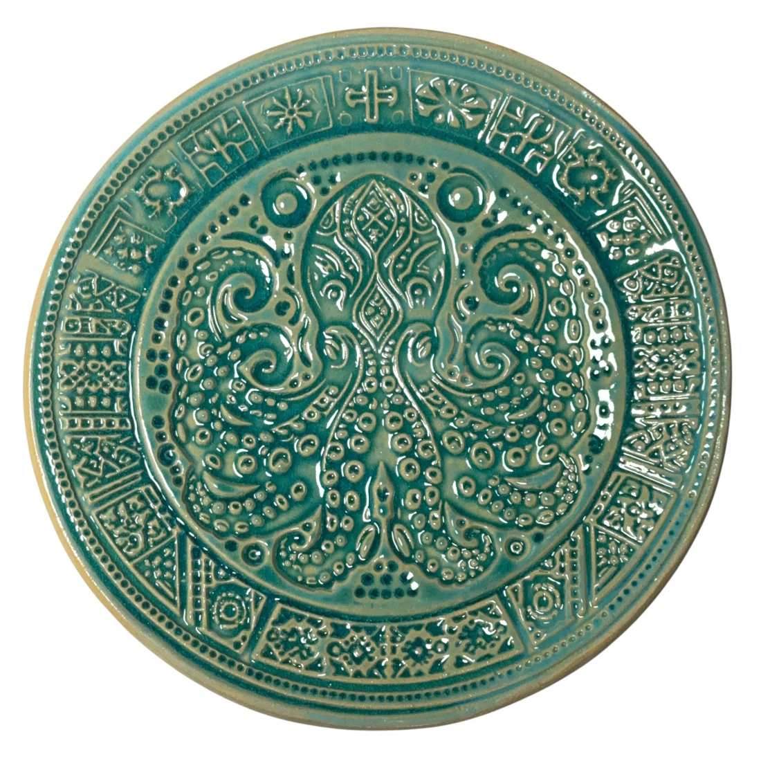 Originalaufnahme einer türkisgrünen Schale mit ornamentiertem Krakenmotiv