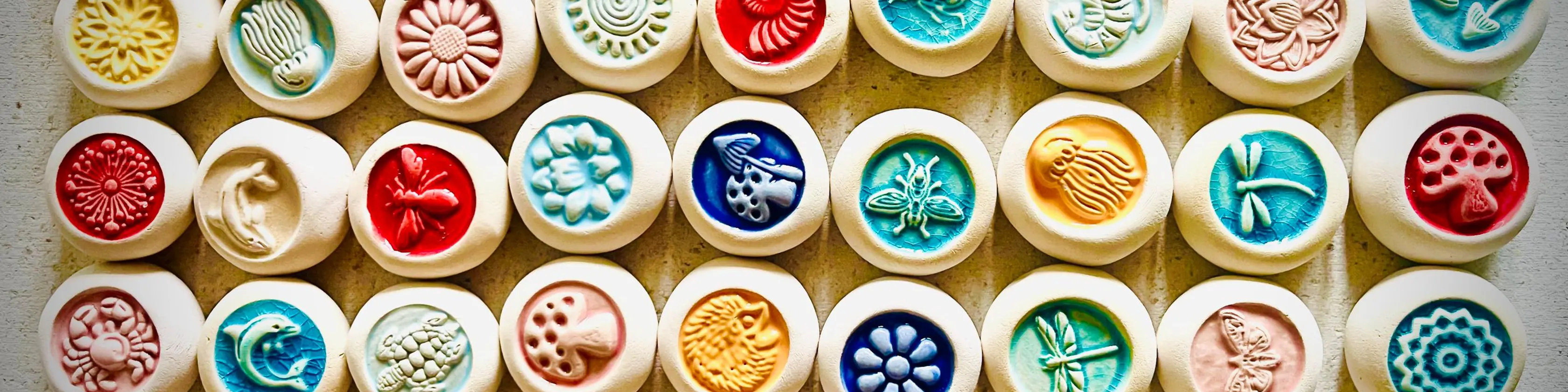 Original-Farbübersicht mit vielen Tränkensteinen in Türkis, Blau, Rot, Gelb, Grün und Pastelltönen