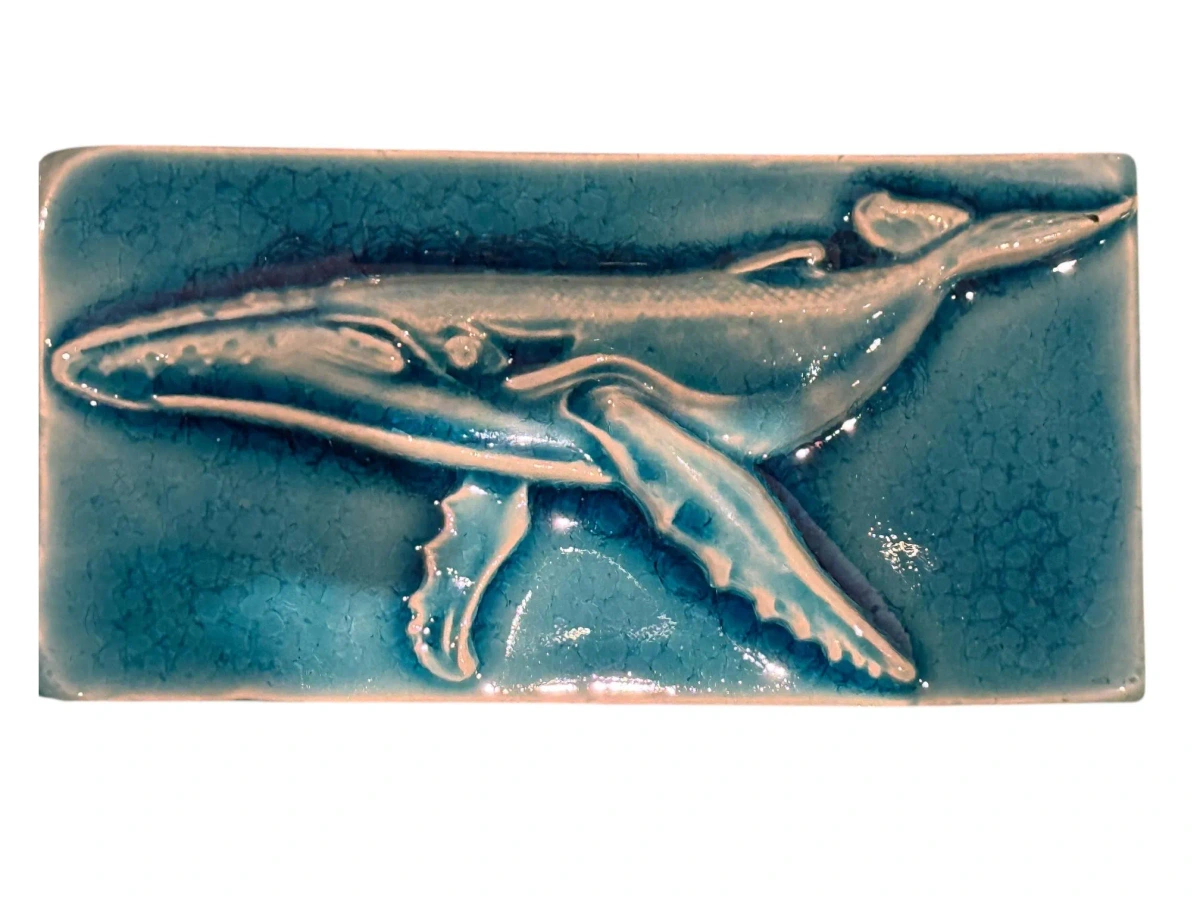 Breite türkis glasierte Relief-Fliese mit einem schwimmenden Wal